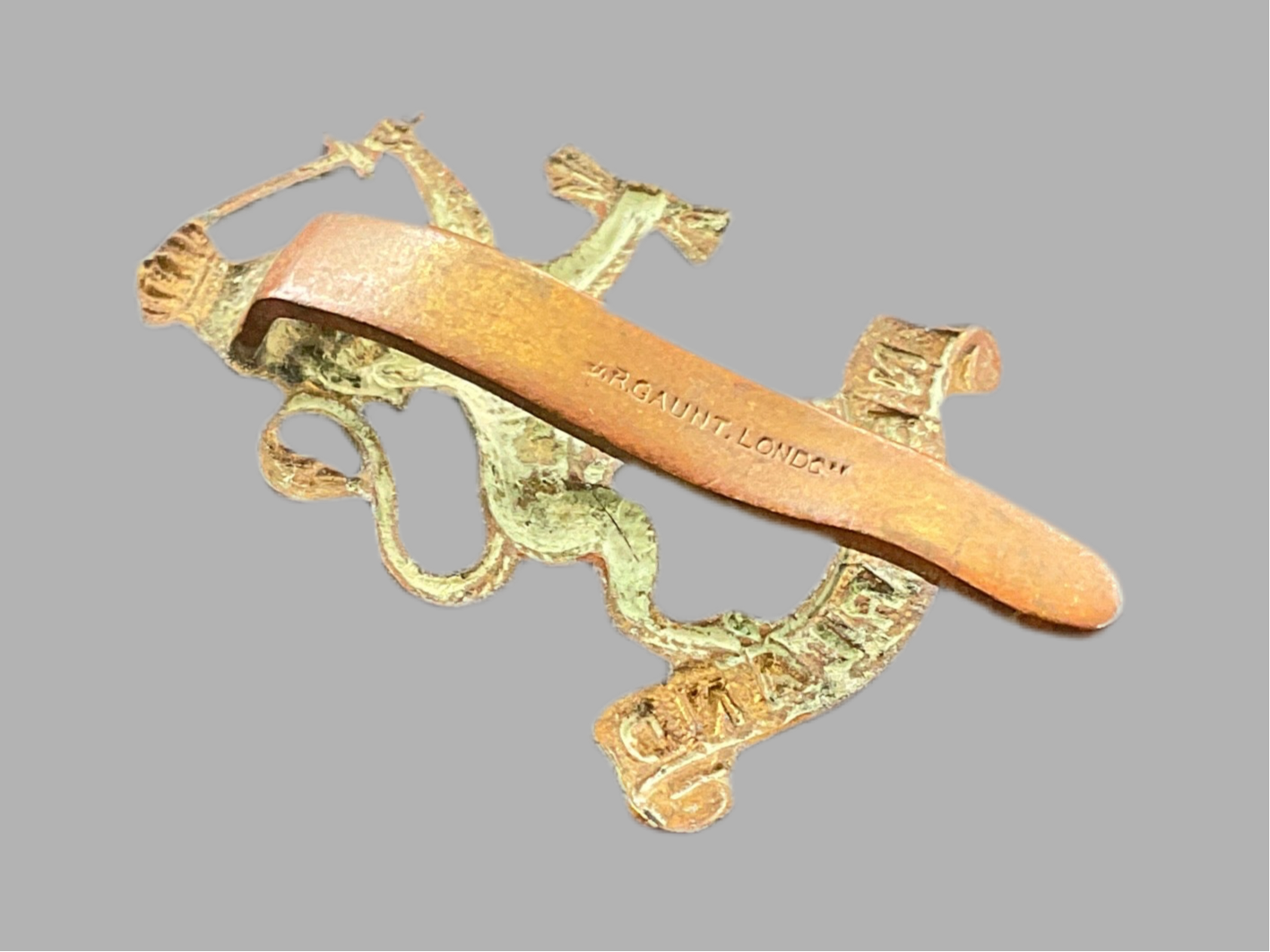 WW2 Free Nederland cap badge made by GAUNT, LONDON.