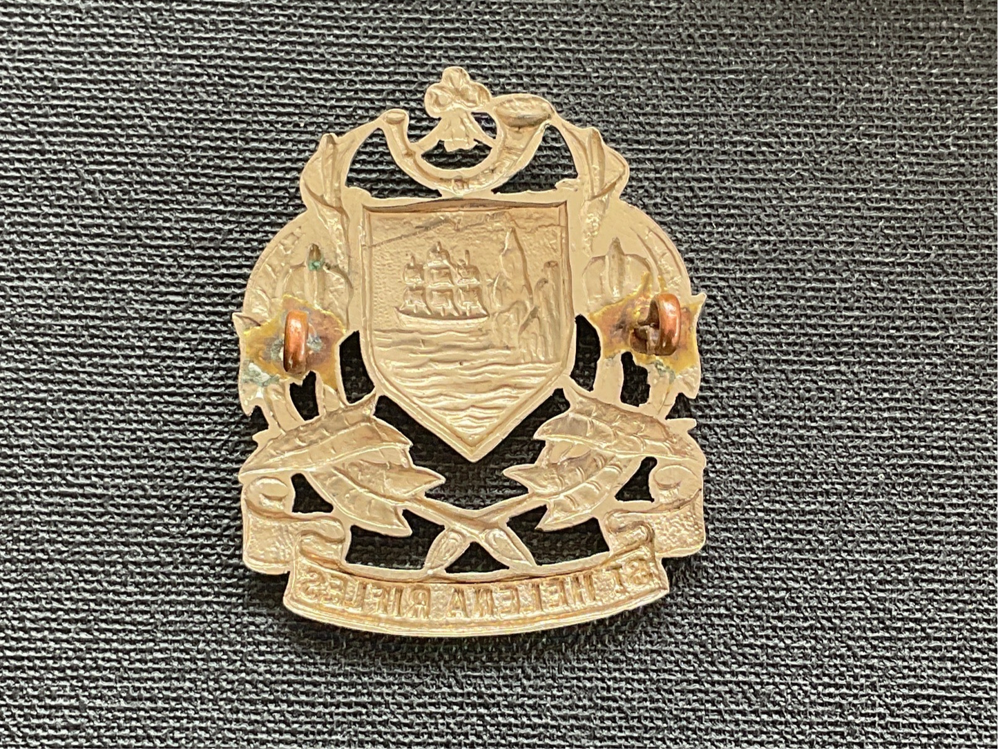 WW1/2 St.Helena Rifles cap badge (1914-46)