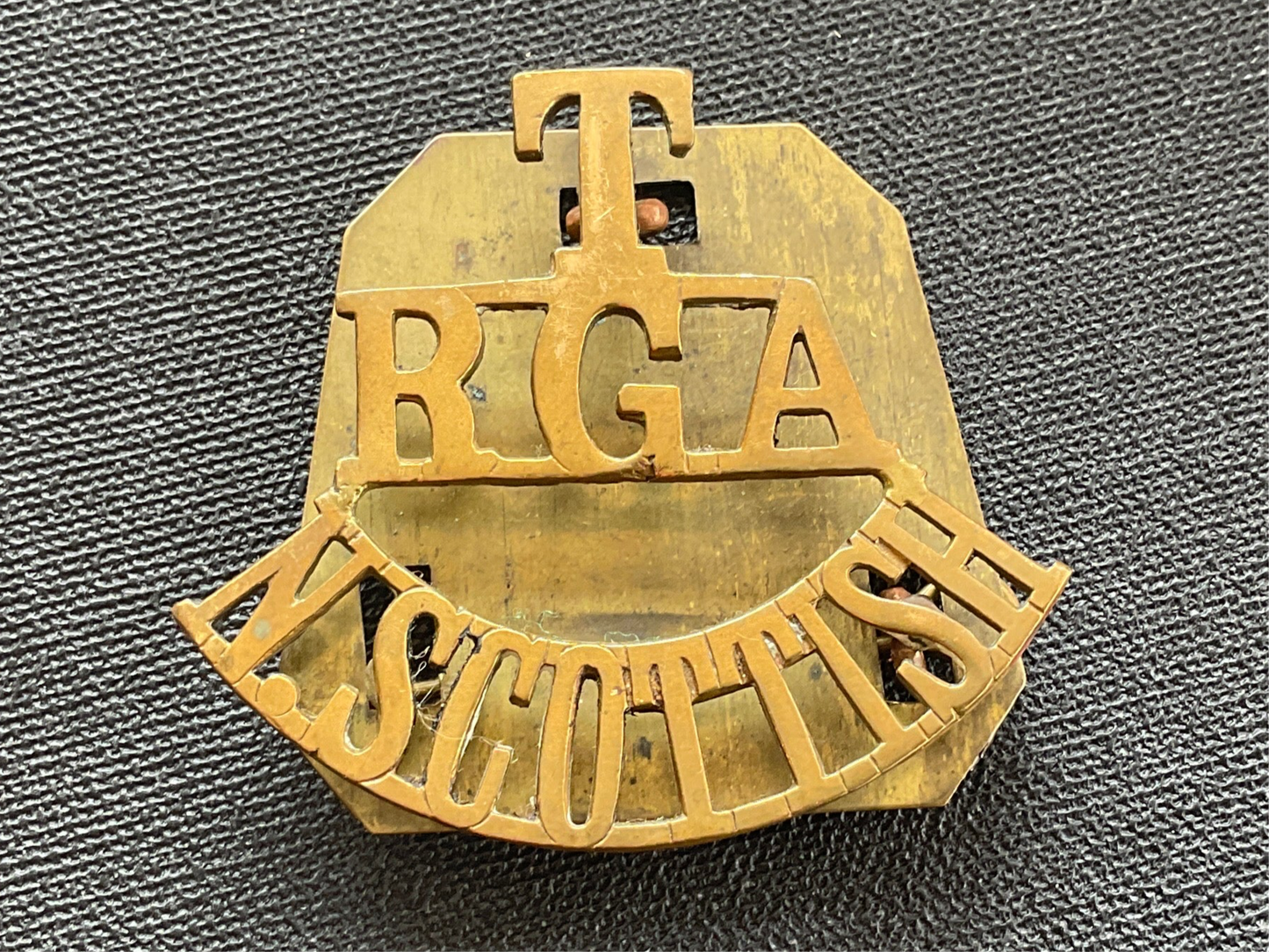 WW1 T/RGA/N.SCOTTISH brass shoulder title.