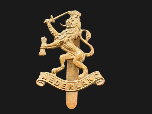WW2 Free Nederland cap badge made by GAUNT, LONDON.