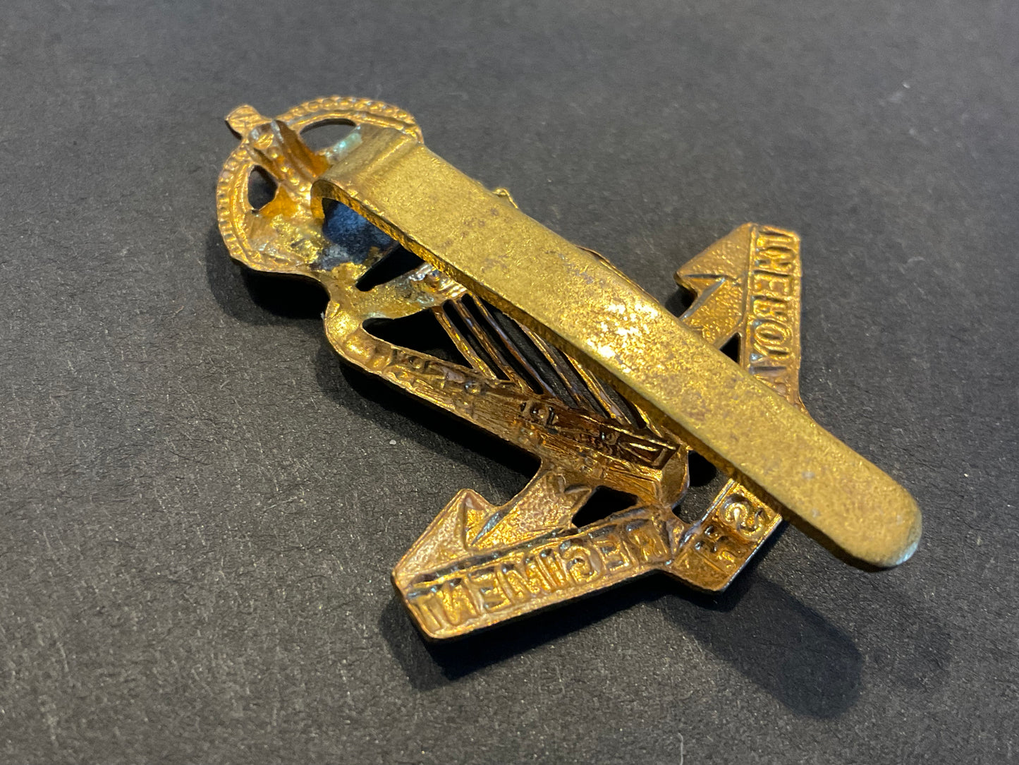 1210 The Royal Irish Regiment 1901-22 cap badge.
